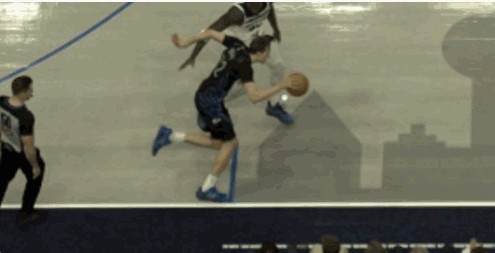 开云在线开户平台-毫厘之间！弗拉格在兰德尔贴防下踩线出界 独行侠挑战失败！